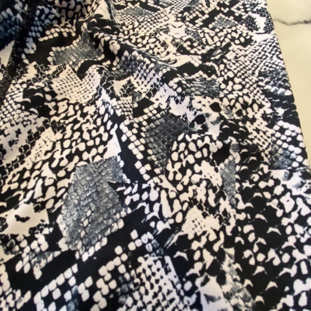 Nike pro Heights snake print vixen women Capri size small workout pants - Picture 4 of 10